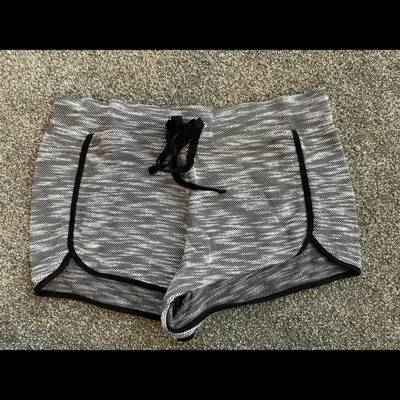 Almost Famous Pants - Women’s Almost Famous shorts Medium